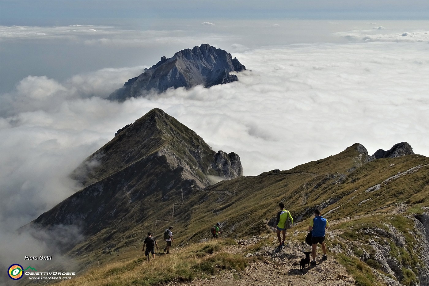 66 La Grignetta emerge stupenda dalla nebbia al sole!.JPG